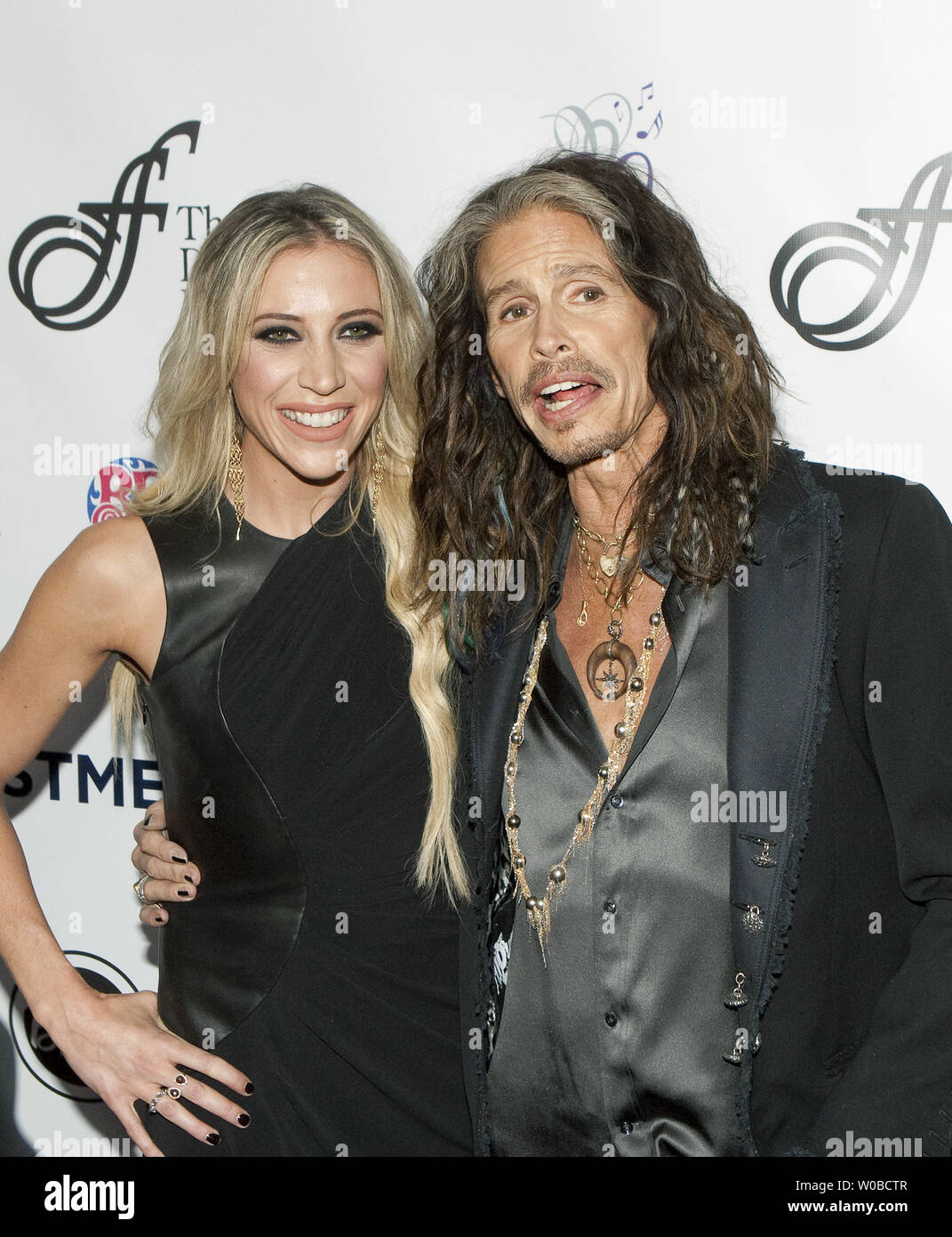 Aerosmith Steven Tyler e fidanzata di arrivare sul tappeto rosso alla star studded David Foster Foundation trentesimo anniversario miracolo & Gala Concerto di Roger Arena, Vancouver, BC, Ottobre 21, 2017. UPI/Heinz Ruckemann Foto Stock
