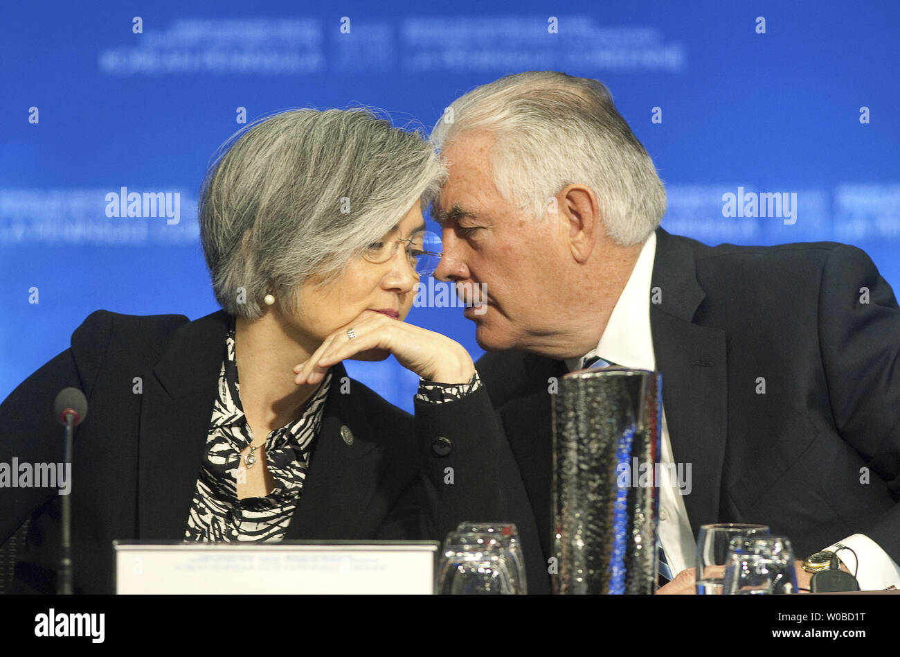 Kang Kyung-wha, Repubblica di Corea il Ministro degli Affari Esteri (L) presenta una conversazione privata con Rex Tillerson, usa il Segretario di Stato (L) in corrispondenza della prima sessione del 2018 Riunione dei Ministri degli Esteri sulla sicurezza e la stabilità sulla penisola coreana in Vancouver, British Columbia, 16 gennaio 2018. Gli Stati Uniti e il Canada sono congiuntamente che ospita la riunione. Foto di Heinz Ruckemann/UPI Foto Stock