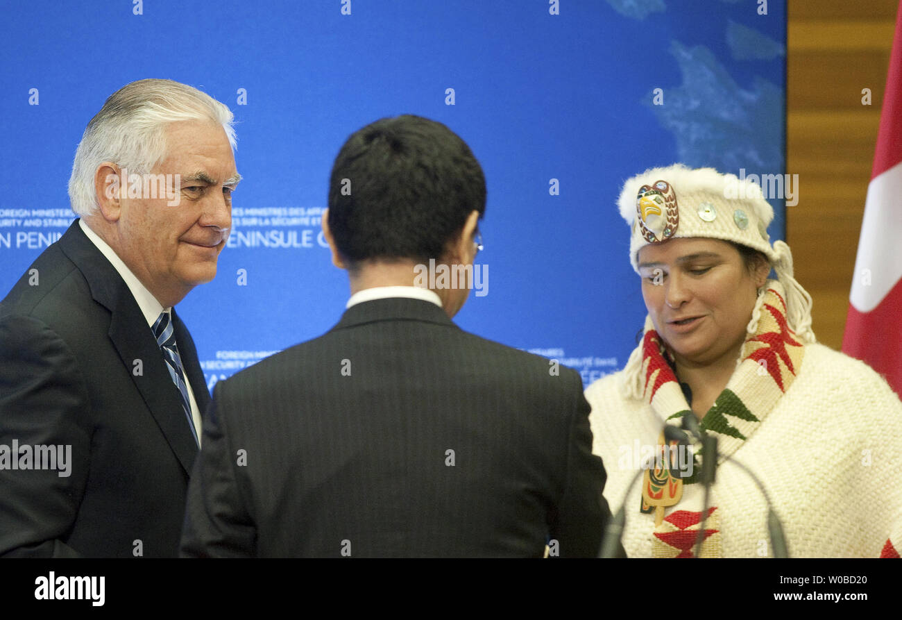 Taro Kono, il Giappone del ministro degli Affari Esteri e Rex Tillerson, usa il Segretario di Stato (L) grazie a Deanna Lewis, Squamish delle Prime Nazioni portavoce del Consiglio per dare il benvenuto ai delegati presenti alla prima sessione del 2018 Riunione dei Ministri degli Esteri sulla sicurezza e la stabilità sulla penisola coreana in Vancouver, British Columbia, 16 gennaio 2018. Gli Stati Uniti e il Canada sono congiuntamente che ospita la riunione. Foto di Heinz Ruckemann/UPI Foto Stock