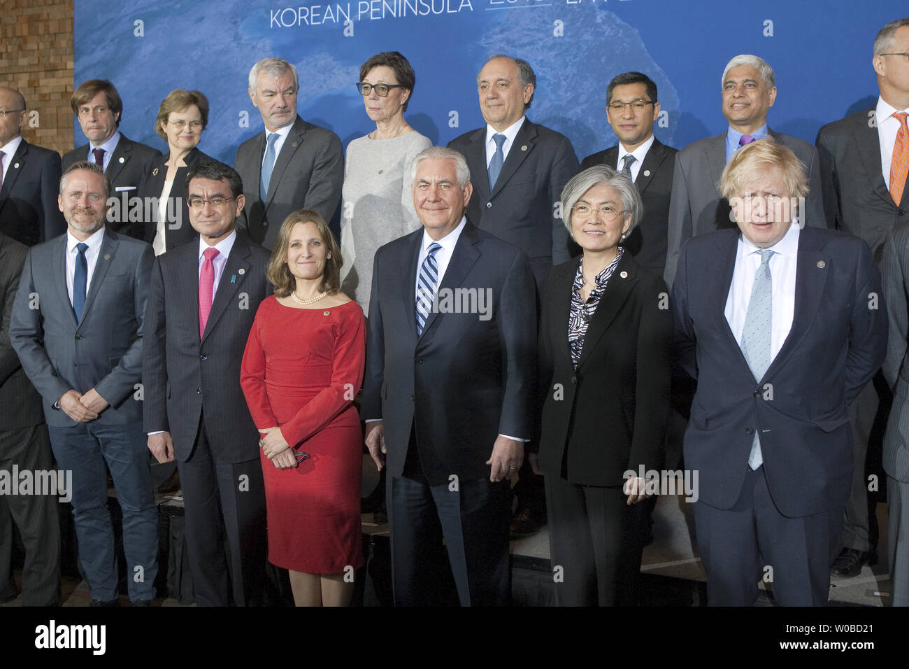 I Ministri degli Esteri costituiscono per loro foto di famiglia e includere nella fila anteriore L. per R. Ministri degli Esteri Anders Samuelson, Danimarca, Taro Kono, Giappone, Chrystia Freeland, Canada, Segretario di Stato Rex Tillerson, USA, Kyung-wha Kang, Corea del Sud e Boris Johnson, Gran Bretagna durante il 2018 Riunione dei Ministri degli Esteri sulla sicurezza e la stabilità sulla penisola coreana in Vancouver, British Columbia, 16 gennaio 2018. Gli Stati Uniti e il Canada sono congiuntamente che ospita la riunione. Foto di Heinz Ruckemann/UPI Foto Stock