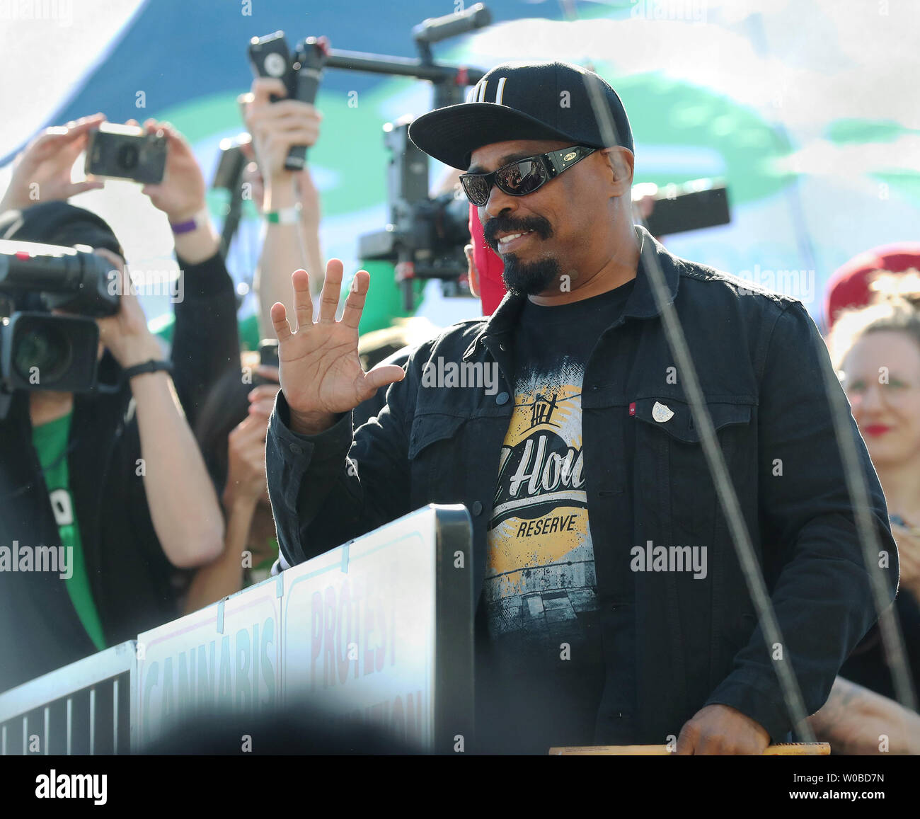 Senen, 'Sen Dog' Reyes del Latino-American hip hop band Cypress Hill onde per la folla durante il controverso venticinquesima edizione 4/20 protesta a Sunset Beach in Vancouver, British Columbia, il 20 aprile 2019. Circa 100.000 persone hanno girato fuori per l'evento intitolato da Cypress Hill. Foto di Heinz Ruckemann/UPI Foto Stock
