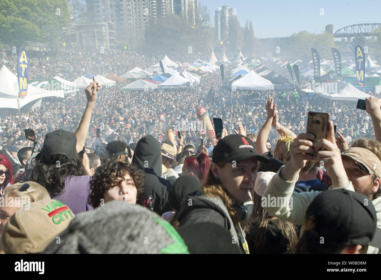 Il fumo appeso in aria come round centomila persone si è rivelato per la controversa venticinquesima edizione 4/20 protesta a Sunset Beach in Vancouver, British Columbia, il 20 aprile 2019, ha messo in evidenza dalla Latino-American hip hop band Cypress Hill. Foto di Heinz Ruckemann/UPI Foto Stock