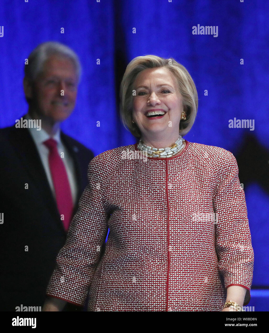 L'ex Presidente Bill Clinton e sua moglie, ex Segretario di Stato Hillary Rodham Clinton arrivano sul palco per hanno in comune le conversazioni con un moderatore dove i due leader di condividere con il pubblico storie e aneddoti ispiratrice che hanno plasmato la loro storica carriera nel servizio pubblico, mentre anche la discussione di argomenti del giorno e guardare verso il futuro di Rogers Arena di Vancouver, British Columbia, 2 maggio 2019. Foto di Heinz Ruckemann/UPI Foto Stock