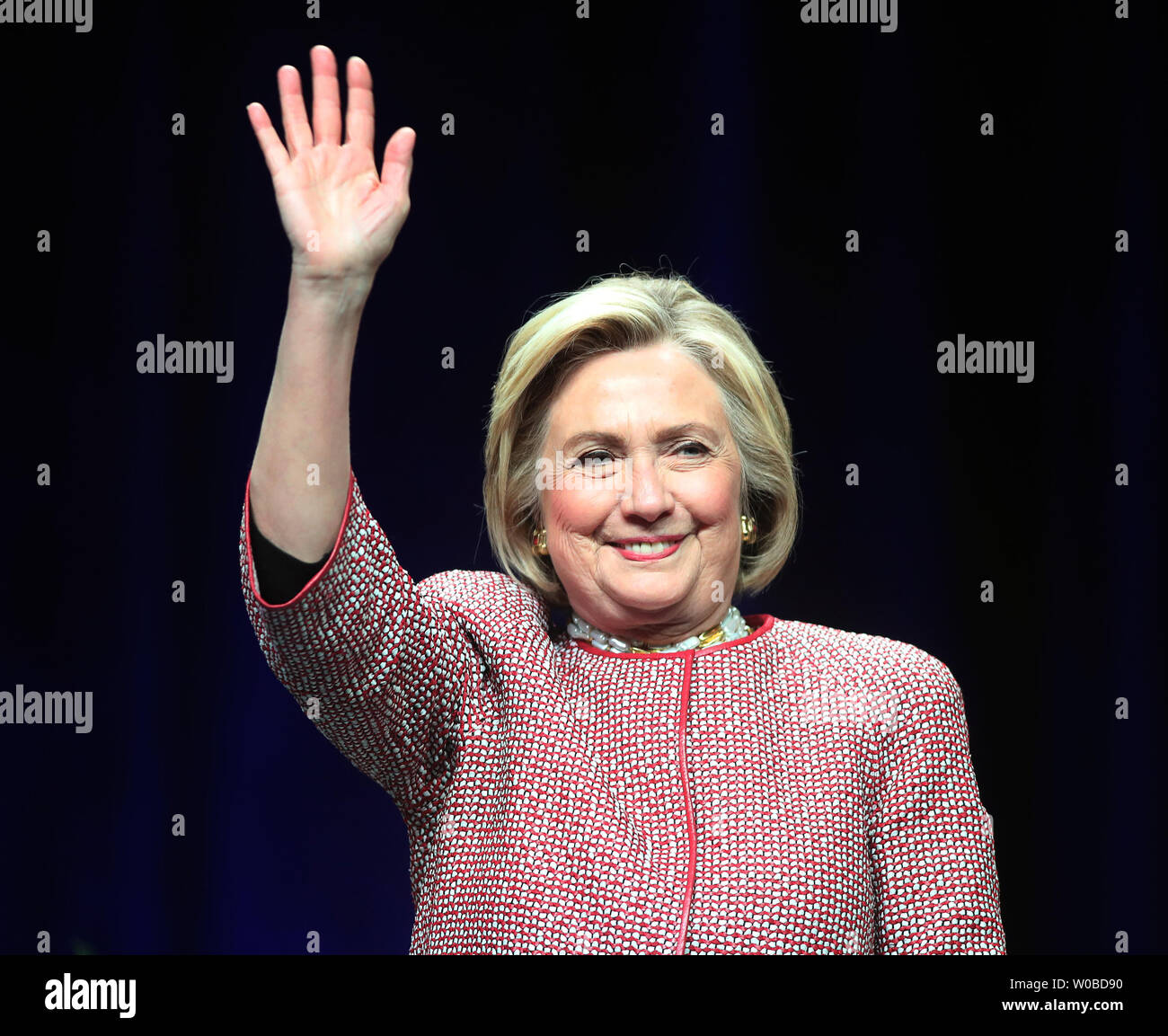 L'ex Presidente Bill Clinton e sua moglie, ex Segretario di Stato Hillary Rodham Clinton arrivano sul palco per hanno in comune le conversazioni con un moderatore dove i due leader di condividere con il pubblico storie e aneddoti ispiratrice che hanno plasmato la loro storica carriera nel servizio pubblico, mentre anche la discussione di argomenti del giorno e guardare verso il futuro di Rogers Arena di Vancouver, British Columbia, 2 maggio 2019. Foto di Heinz Ruckemann/UPI Foto Stock