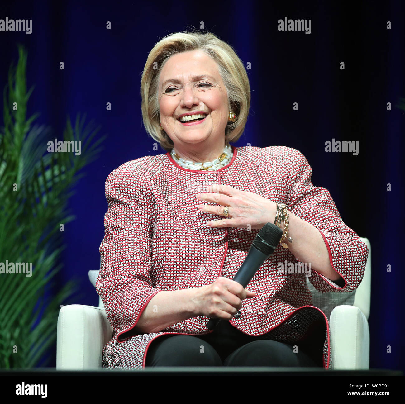 L'ex Presidente Bill Clinton e sua moglie, ex Segretario di Stato Hillary Rodham Clinton hanno in comune le conversazioni con un moderatore dove i due leader di condividere con il pubblico storie e aneddoti ispiratrice che hanno plasmato la loro storica carriera nel servizio pubblico, mentre anche la discussione di argomenti del giorno e guardare verso il futuro di Rogers Arena di Vancouver, British Columbia, 2 maggio 2019. Foto di Heinz Ruckemann/UPI Foto Stock