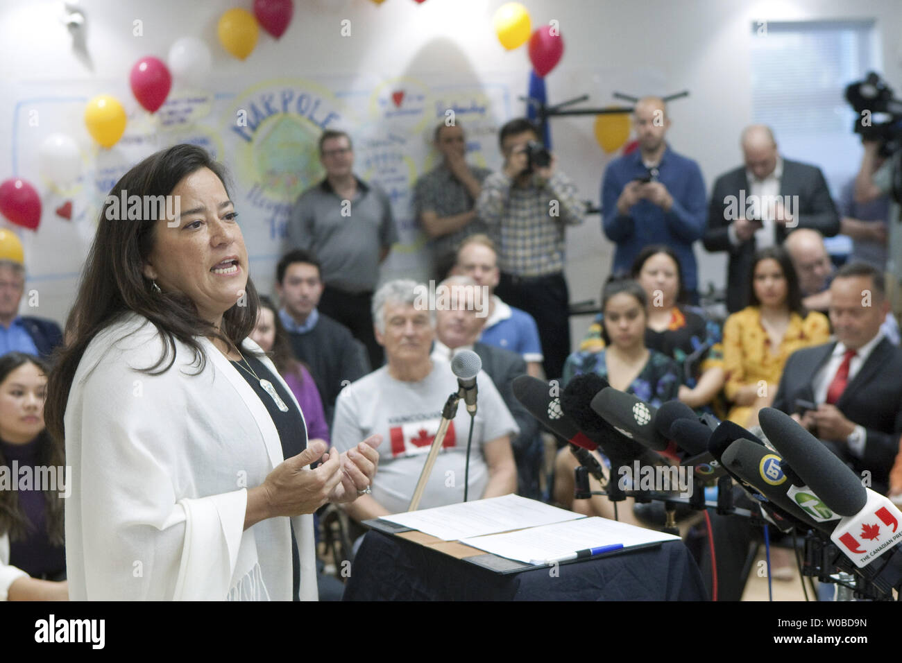 Ex liberali ministro Gabinetto Jody Wilson-Raybould MP annuncia 27 maggio 2019 al quartiere Marpole House nel suo Vancouver, British Columbia maneggio che ella verrà eseguito come un insieme indipendente con Ontario MP Jane Philpott nella caduta elezione federale. Il primo ministro Justin Trudeau ha dato dei calci a entrambi ex ministri e Wilson-Raybould Philpott fuori del caucus liberale di diverse settimane fa dopo aver perso la fiducia nel primo ministro e il suo gabinetto per la gestione del SNC-Lavalin il caso criminale. Foto di Heinz Ruckemann/UPI Foto Stock