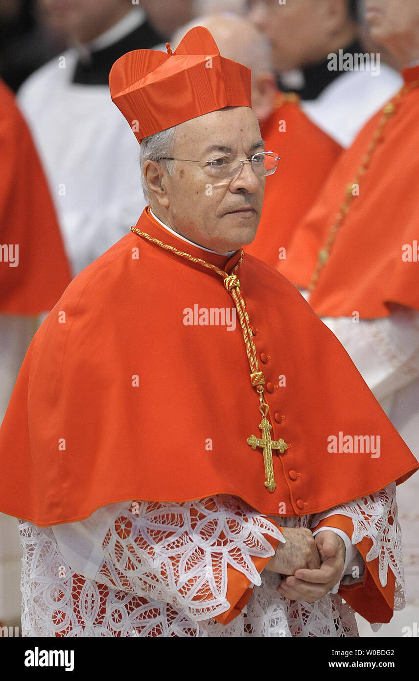 Papa Benedetto XVI installa il Cardinale Manuel Monteiro de Castro come egli conduce il Concistoro dove egli nominerà 22 nuovi cardinali il 18 febbraio 2012 presso la Basilica di San Pietro in Vaticano. UPI/Stefano Spaziani Foto Stock