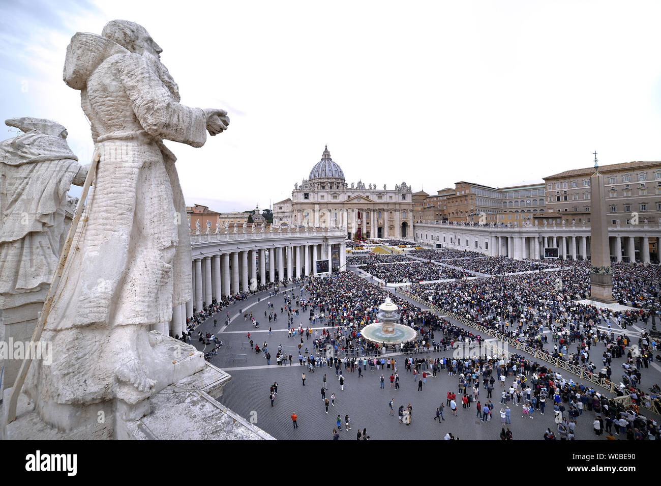 Papa Francesco celebra la Pasqua Santa Messa in Piazza San Pietro in Vaticano il 21 aprile 2019. Il Papa ha denunciato la Pasqua della violenza nello Sri Lanka che ha lasciato centinaia di morti come bombe sono esplose nelle chiese e alberghi. Foto di Stefano Spaziani/UPI Foto Stock