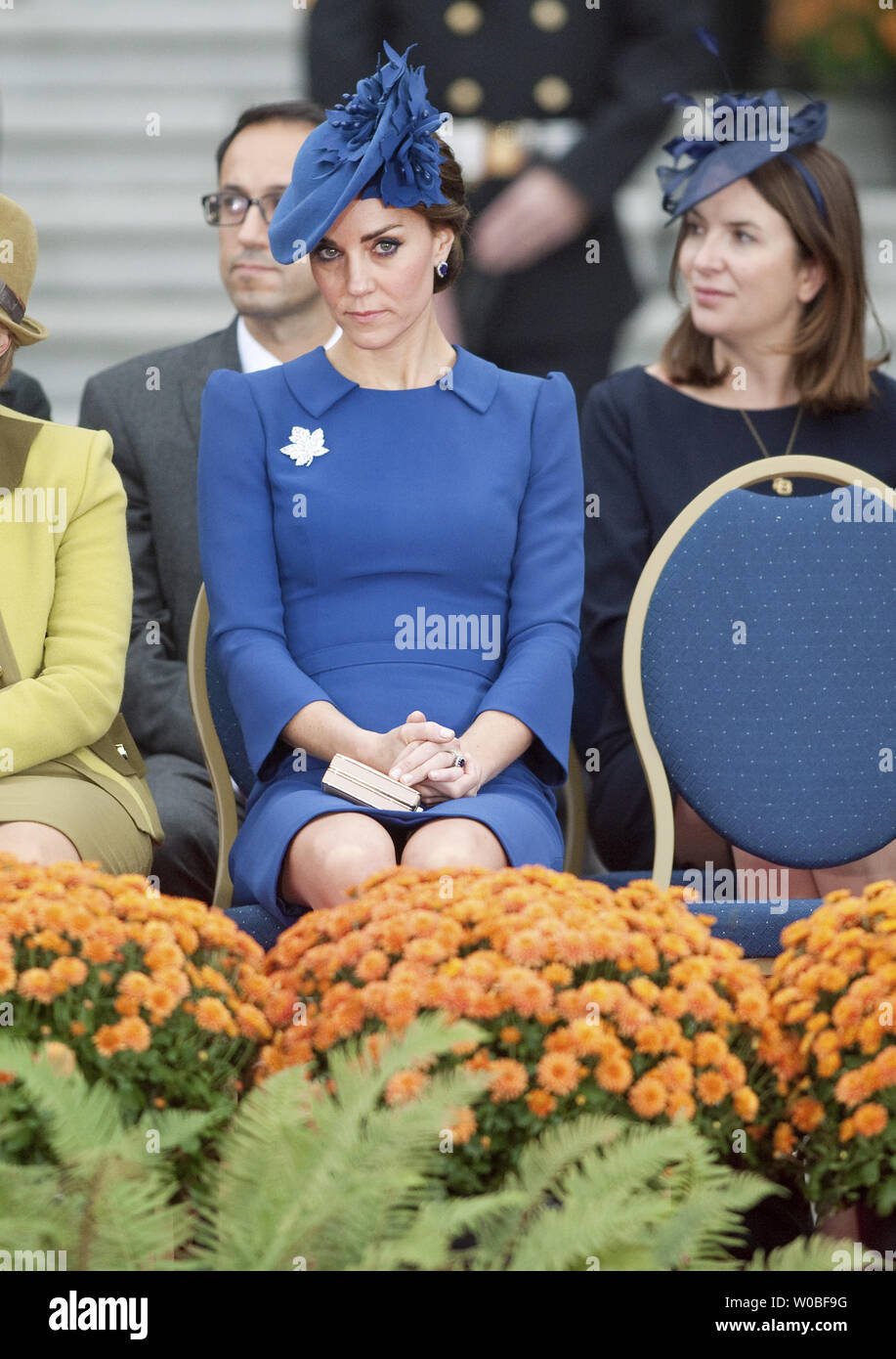 La moglie del principe William Duca di Cambridge si affaccia su come egli parla al BC legislatura durante il 2016 Royal tour della British Columbia e dello Yukon, in Victoria British Columbia (BC), Settembre 24, 2016. UPI/Heinz Ruckemann Foto Stock