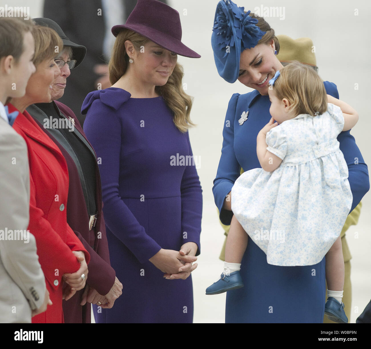 Kate, la Duchessa di Cambridge contiene Princess Charlotte come lei arriva con il marito e gli altri bambini presso l'Aeroporto Internazionale di Victoria's 443 marittimi squadrone di elicotteri per iniziare la loro 2016 Royal tour della British Columbia e dello Yukon, in Victoria British Columbia, 24 settembre 2016. UPI/Heinz Ruckemann Foto Stock
