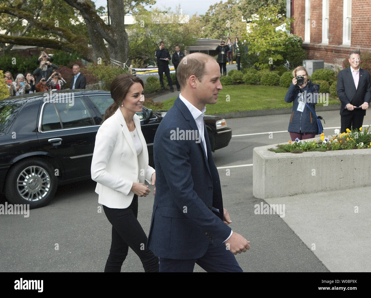 Il principe William e sua moglie Kate, il Duca e la Duchessa di Cambridge arrivano al centro Cridge per la famiglia in Victoria, BC durante l'ultimo giorno del 2016 Royal tour della British Columbia (BC) e dello Yukon, Ottobre 1, 2016. UPI/Heinz Ruckemann Foto Stock