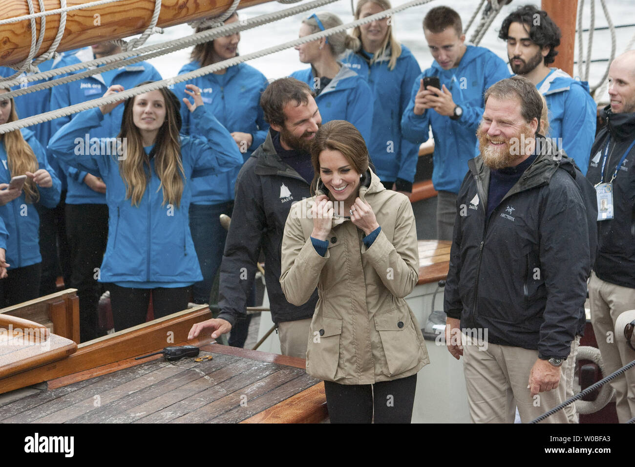 Il principe William la moglie Kate, la Duchessa di Cambridge si diparte la vela e la formazione di vita della società (sali) Tall Ship Pacific grazia dopo essere ormeggiata nel porto Victoria, Victoria, BC durante l'ultimo giorno del 2016 Royal tour della British Columbia (BC) e dello Yukon, Ottobre 1, 2016. UPI/Heinz Ruckemann Foto Stock
