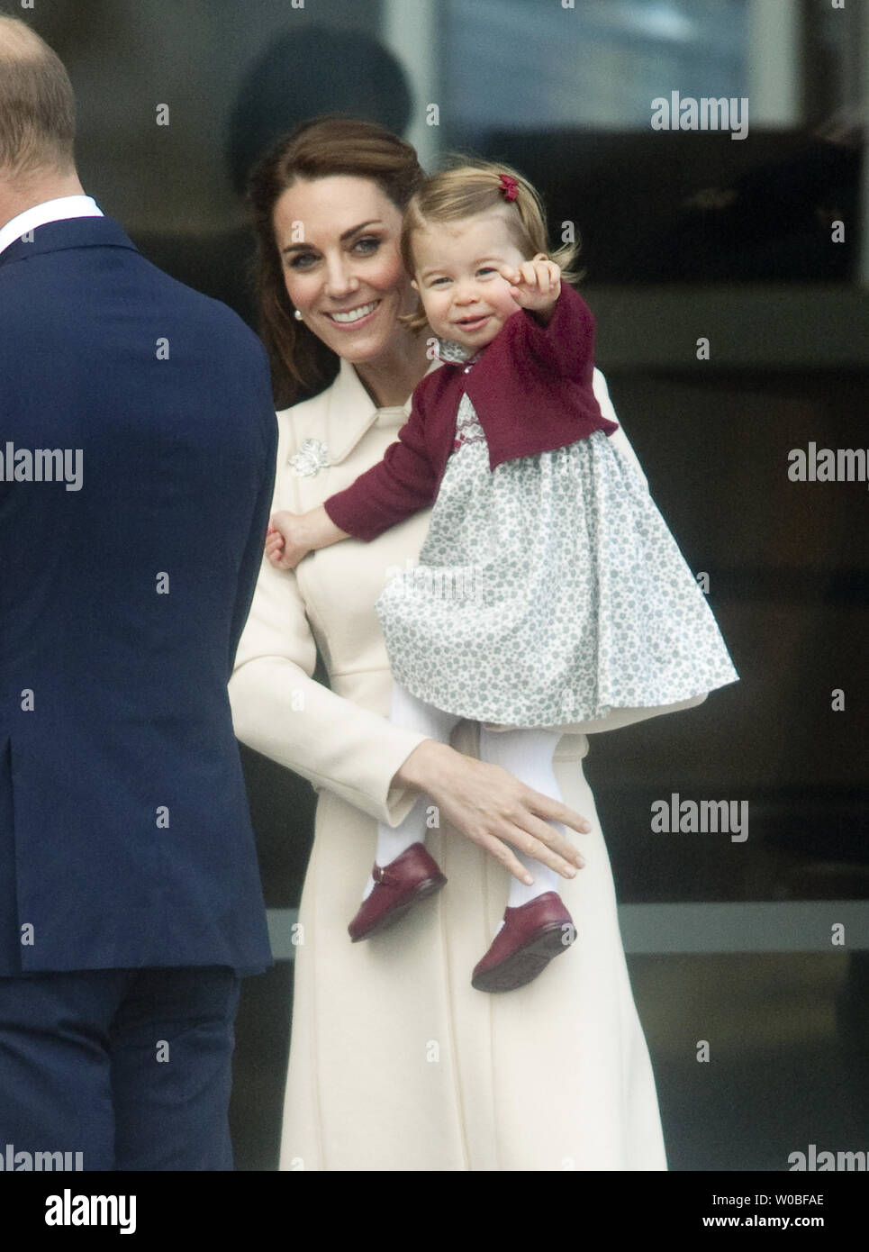 Il principe William e sua moglie Kate, il Duca e la Duchessa di Cambridge e i loro figli Prince George e la Principessa Charlotte arrivano al porto di Victoria idrovolante terminale in Victoria, BC a bordo di un aereo Porto idrovolante per il breve salto all'Aeroporto Internazionale di Victoria durante l'ultimo giorno del 2016 Royal tour della British Columbia (BC) e dello Yukon, Ottobre 1, 2016. UPI/Heinz Ruckemann Foto Stock