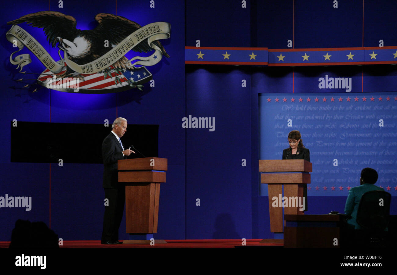 Il repubblicano vice candidato presidenziale, Alaska Gov. Sarah Palin (C), democratico vice candidato presidenziale Sen. Joe Biden (D-DE) e dibattito moderatore GWEN IFILL partecipare al vice-presidential dibattito con presso la Washington University di St Louis, Missouri, il 2 ottobre 2008. (UPI foto/Brian Kersey) Foto Stock