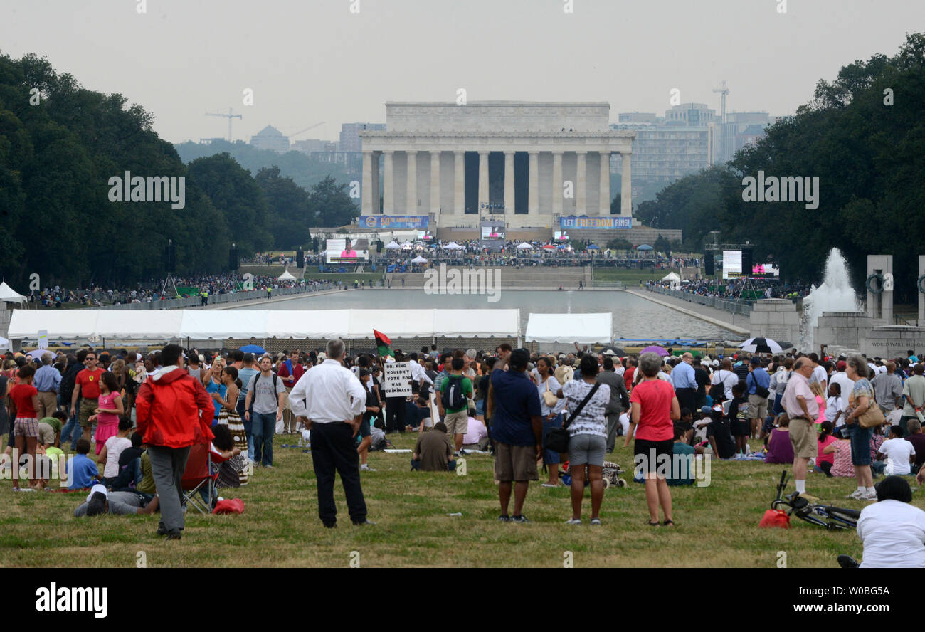 La gente guarda i festeggiamenti del Cinquantesimo anniversario del 'Marco su Washington' sul National Mall di Washington il 28 agosto 2013. Decine di migliaia di persone hanno partecipato al cinquantesimo anniversario del marzo che includeva il re famoso 'Io ho un sogno di parola' dal Lincoln Memorial nel 1963. Il presidente Barack Obama ha unito i diritti civili e i leader delle celebrità nel celebrare l anniversario. UPI/Pat Benic. Foto Stock