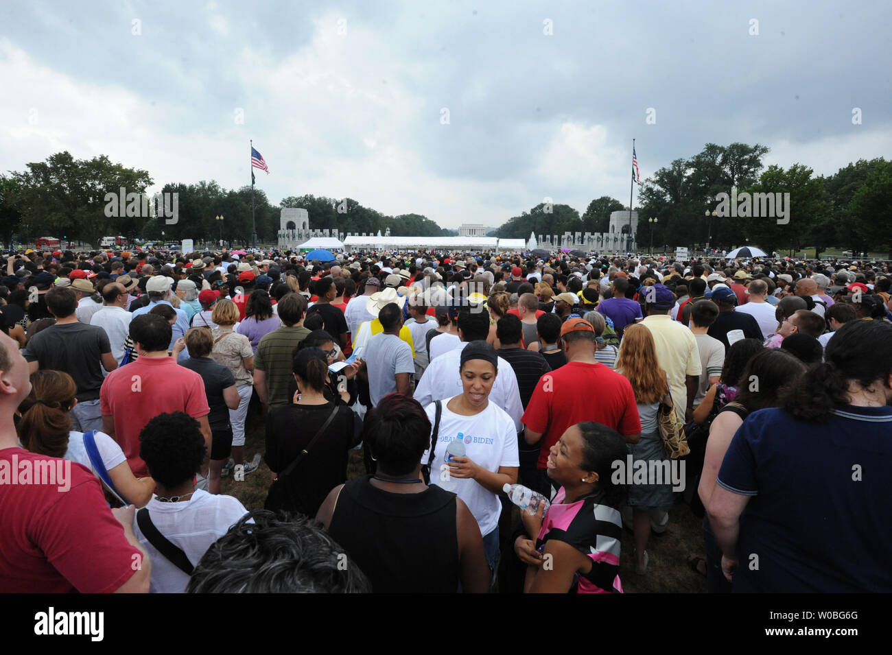 La gente guarda i festeggiamenti del Cinquantesimo anniversario del 'Marco su Washington' sul National Mall di Washington il 28 agosto 2013. Decine di migliaia di persone hanno partecipato al cinquantesimo anniversario del marzo che includeva il re famoso 'Io ho un sogno di parola' dal Lincoln Memorial nel 1963. Il presidente Barack Obama ha unito i diritti civili e i leader delle celebrità nel celebrare l anniversario. UPI/Pat Benic. Foto Stock