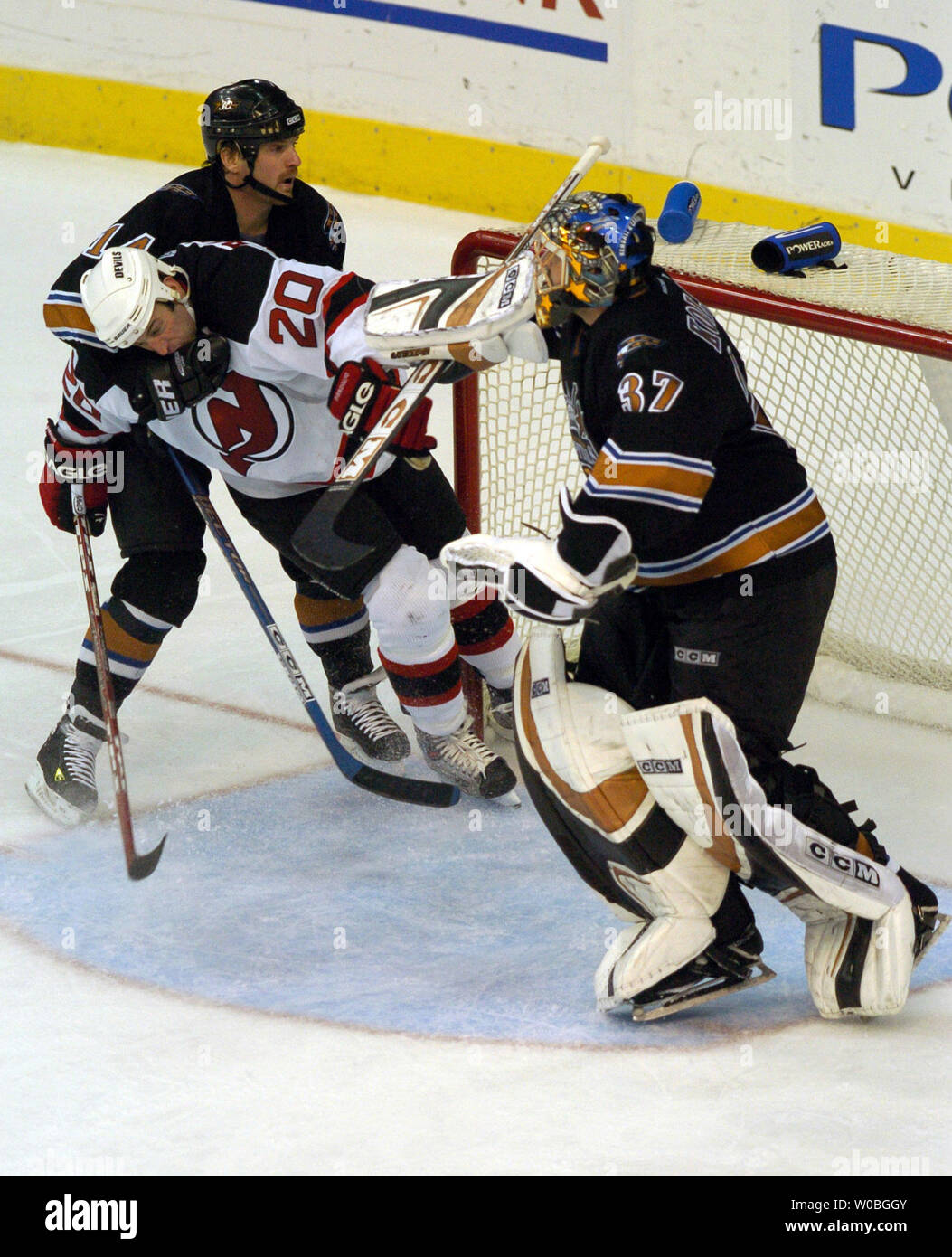 Capitali di Washington' Kip Miller arresta il New Jersey Devils" Jay Pandolfo il 1 gennaio 2004, al MCI Center di Washington, D.C. I diavoli e la Captials finito il lavoro straordinario gioco legata a 2-2. (UPI foto/MARK GOLDMAN) Foto Stock