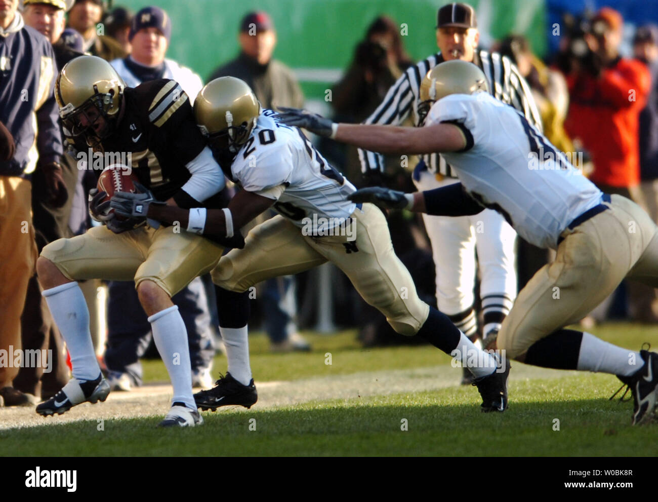 L'Esercito di Giacobbe Murphy (17) fa una esecuzione di agguantare per un 11 cantiere guadagno nel primo trimestre contro Greg Thrasher (20) di Marina il 3 dicembre 2005 presso il Lincoln Financial Field di Philadelphia, Pa. La Naval aspiranti guardiamarina sconfisse l'esercito di cadetti 42-23. (UPI foto/Mark Goldman) Foto Stock