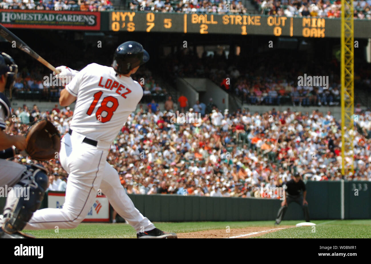 Il Baltimore Orioles Javy Lopez (18) il secondo dei suoi due home run nella quinta inning contro Scott Erickson dei New York Yankees a Orioles Park a Camden Yards a Baltimora, MD il 4 giugno 2006. Gli Orioles sconfitto gli Yankees 11-4. (UPI foto/Mark Goldman) Foto Stock