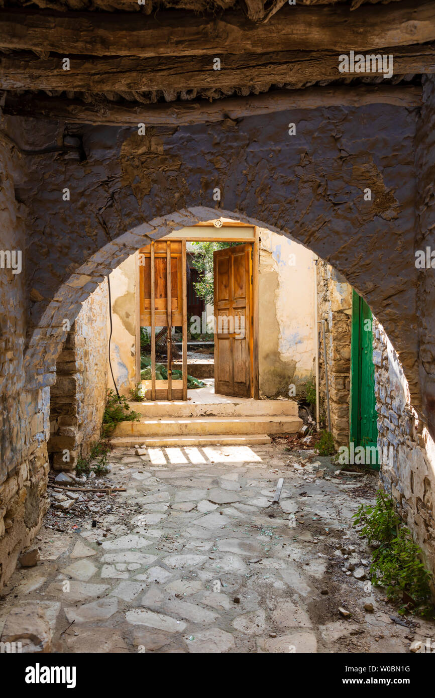 Abbandonati tradizionale cipriota casa di villaggio, Pano Lefkara, Cipro Foto Stock