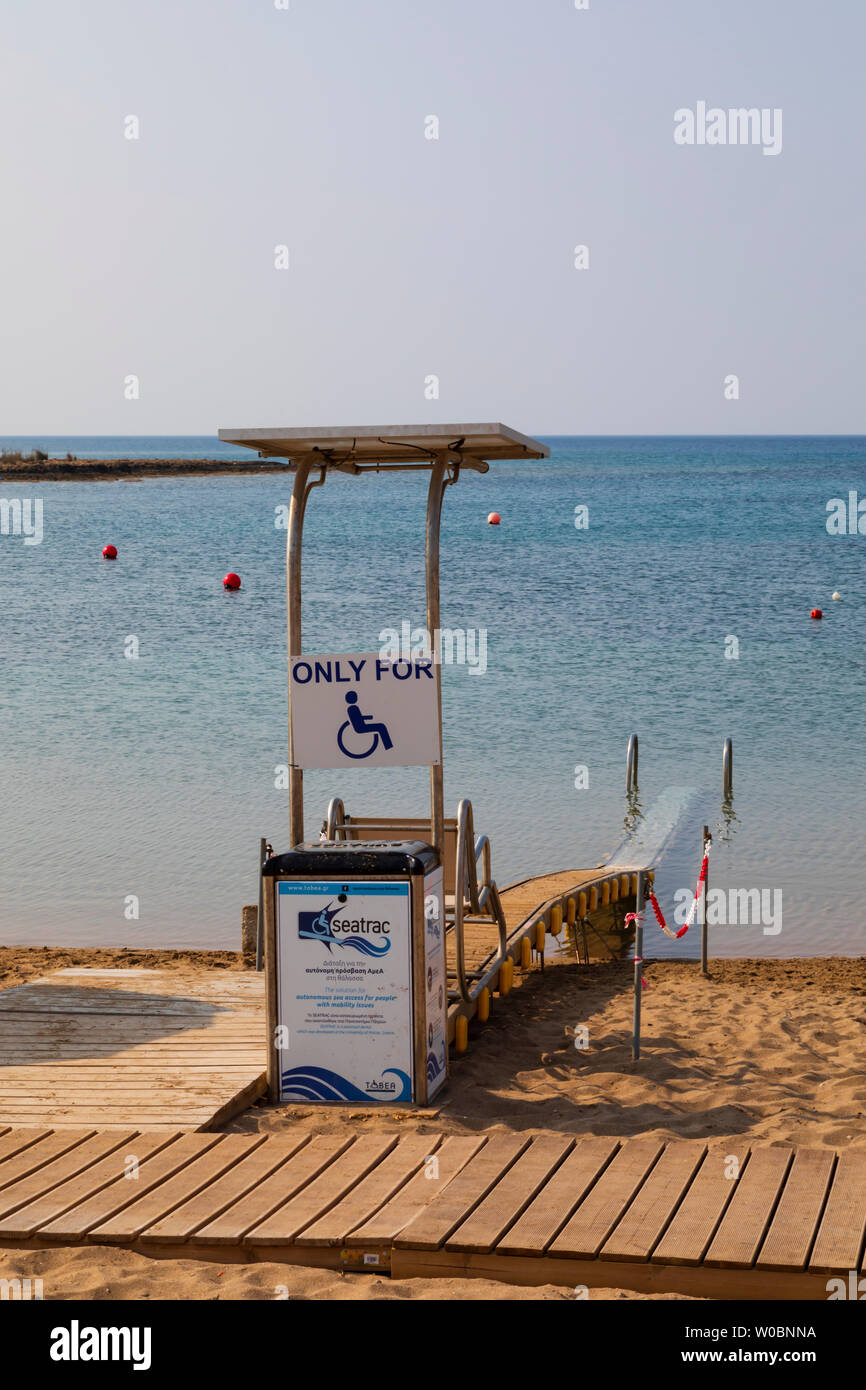 Disabilitato stabilimenti balneari sulla spiaggia di Agia Triada, città di Paralimni, Cipro. giugno 2019 Foto Stock