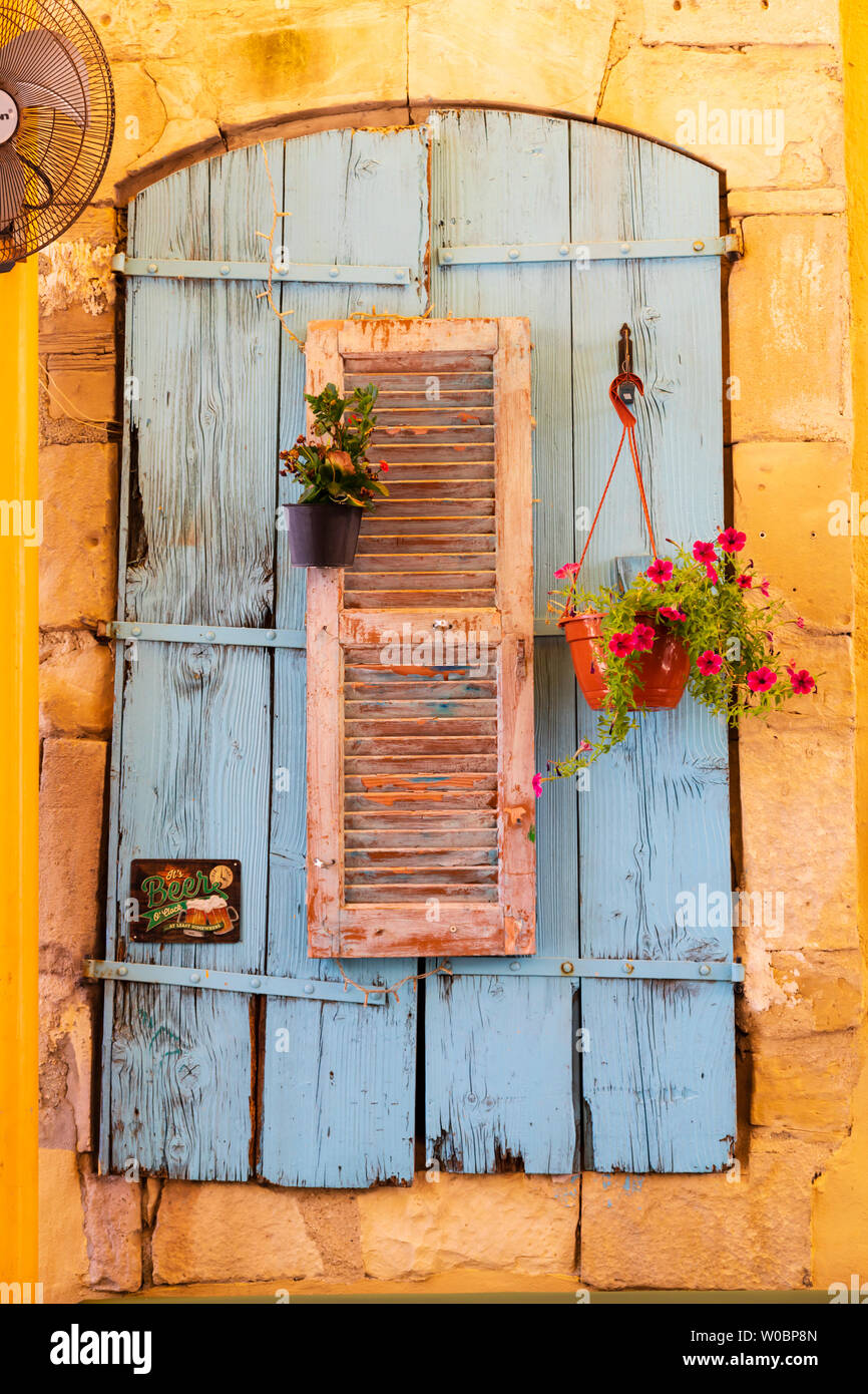 Colorate e persiane colorate con piante in vaso, Larnaca, Cipro. Giugno 2019 Foto Stock