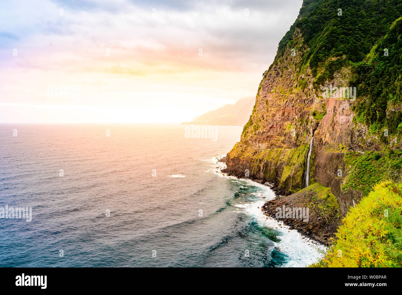 Bella costa selvaggia scenario vista con Bridal Veil Falls (Veu da noiva) a Ponta do Poiso nell'isola di Madeira. Nei pressi di Porto Moniz, Seixal, Portogallo. Foto Stock