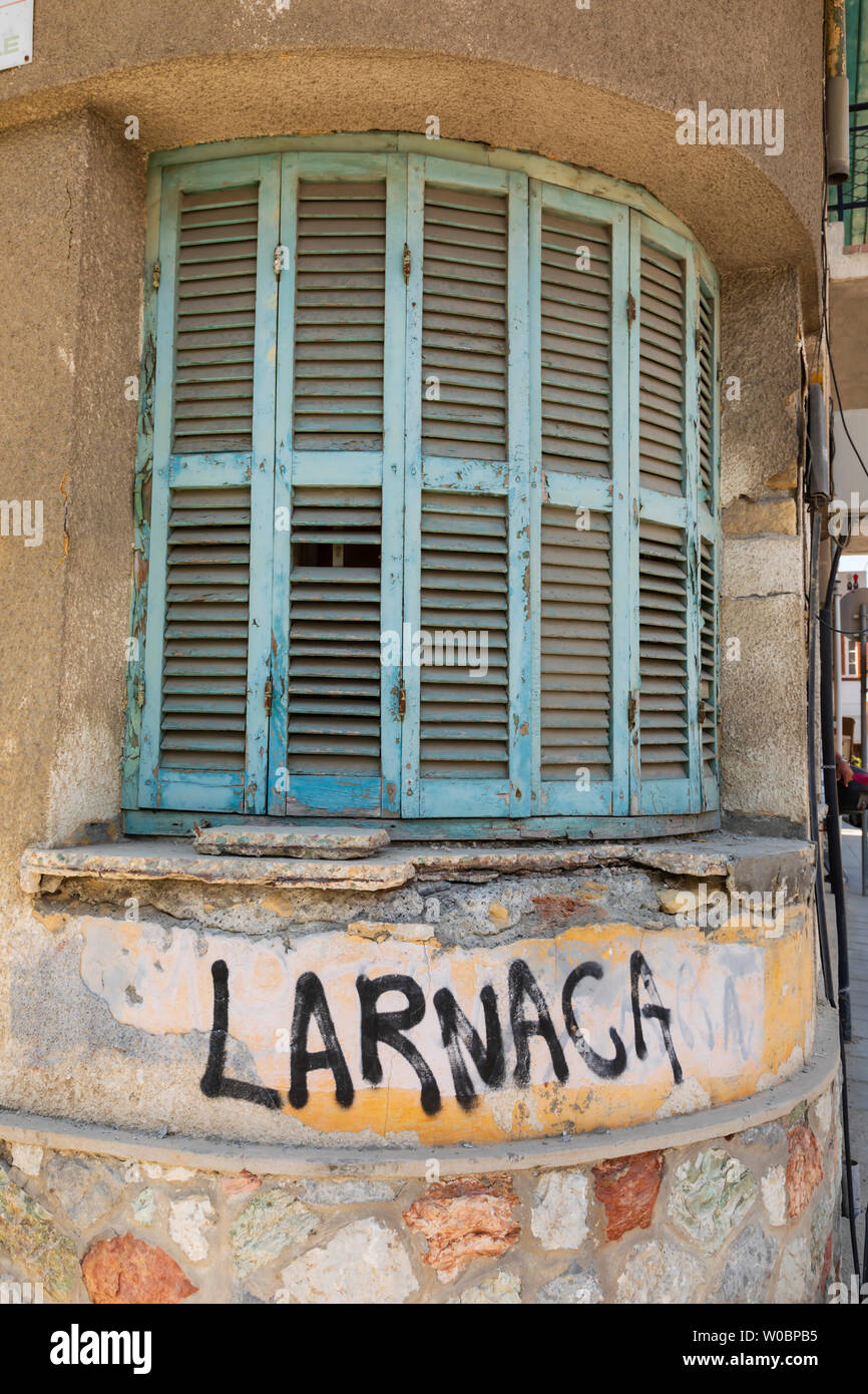 Graffiti "Larnaca" su una vecchia casa, Larnaca, Cipro. Giugno 2019 Foto Stock