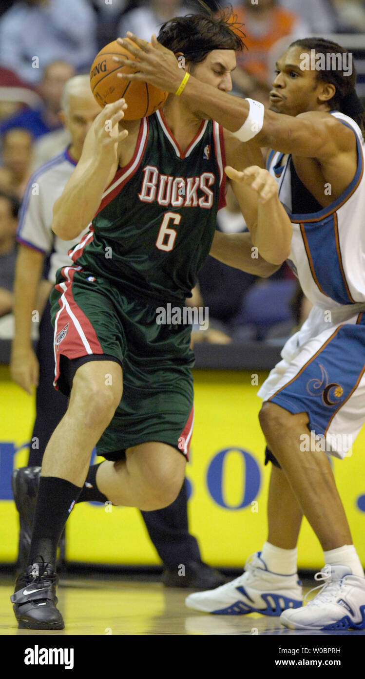 Il Milwaukee Bucks' Andrew Bogut (6) è imbrattata nel primo trimestre dal Washington Wizards' Etan Thomas (36) il 10 novembre 2006 al Verizon Center di Washington, D.C. La Wizards ha sconfitto i Bucks 116-111. (UPI Photo/ Mark Goldman) Foto Stock