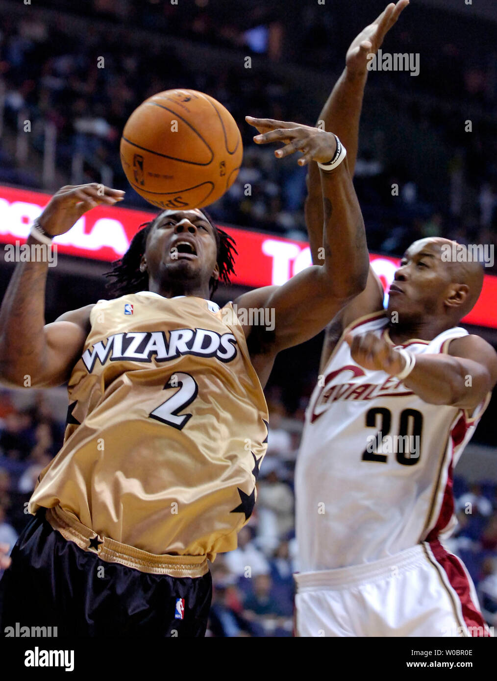 La Washington Wizards DeShawn Stevenson punteggi di due punti ed è imbrattata nel primo trimestre contro i Cleveland Cavaliers' Eric Nève (20) il 18 novembre 2006 al Verizon Center di Washington, D.C. (UPI Photo/ Mark Goldman) Foto Stock