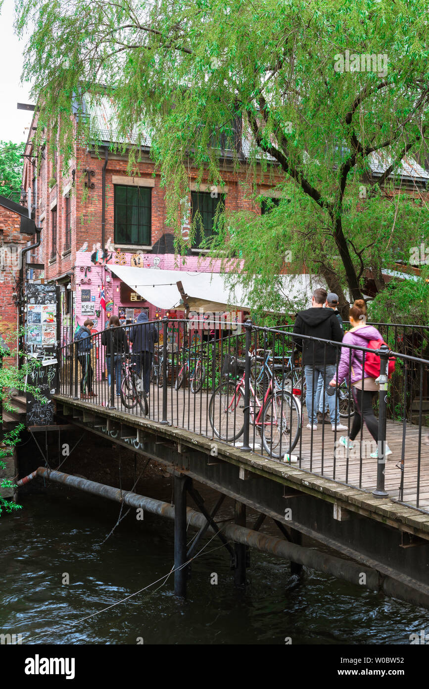 Oslo Grunerlokka, vista del cancello Ingens ponte che conduce alla terrazza sul fiume di Bla - un popolare bar/club di Grünerløkka alternativi, centro di Oslo Foto Stock