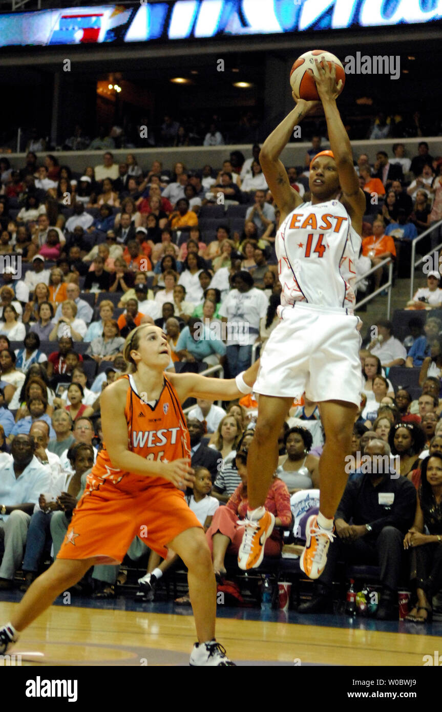 Detroit Shock guard Deanna Nolan di Eastern Conference All-Stars spara un puntatore tre durante la prima metà della WNBA All-Star Game al Verizon Center di Washington il 15 luglio 2007. (UPI Photo/ Mark Goldman) Foto Stock