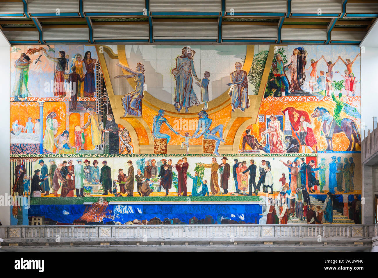 Vista l'enorme dipinto da Henrik Sorensen intitolata Somministrazione lavoro celebrazione sulla parete sud della Grande Hall nel Municipio di Oslo (Radhus). Foto Stock