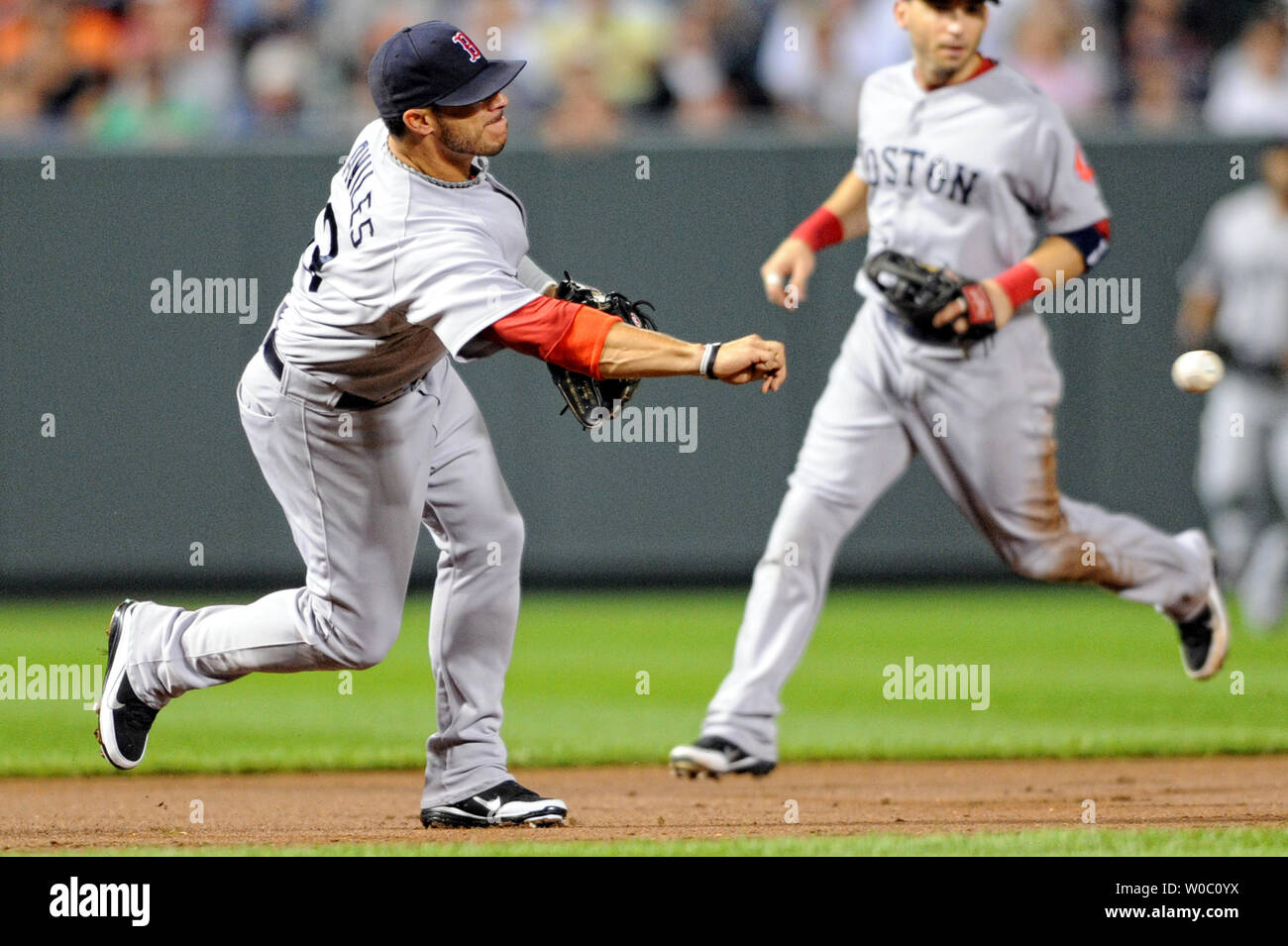 Boston Red Sox terzo baseman Mike Aviles (3) inizia un doppio gioco contro i Baltimore Orioles durante il 2° inning a Orioles Park a Camden Yards a Baltimora il 28 settembre 2011. UPI/ Mark Goldman Foto Stock
