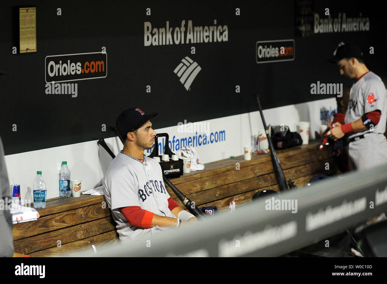 Boston Red Sox terzo baseman Mike Aviles (3) siede in panchina dopo la Baltimore Orioles sconfitto il Red Sox a Orioles Park a Camden Yards a Baltimora il 28 settembre 2011, 4-3, per eliminare i Red Sox dal post stagione giocare. UPI/ Mark Goldman Foto Stock