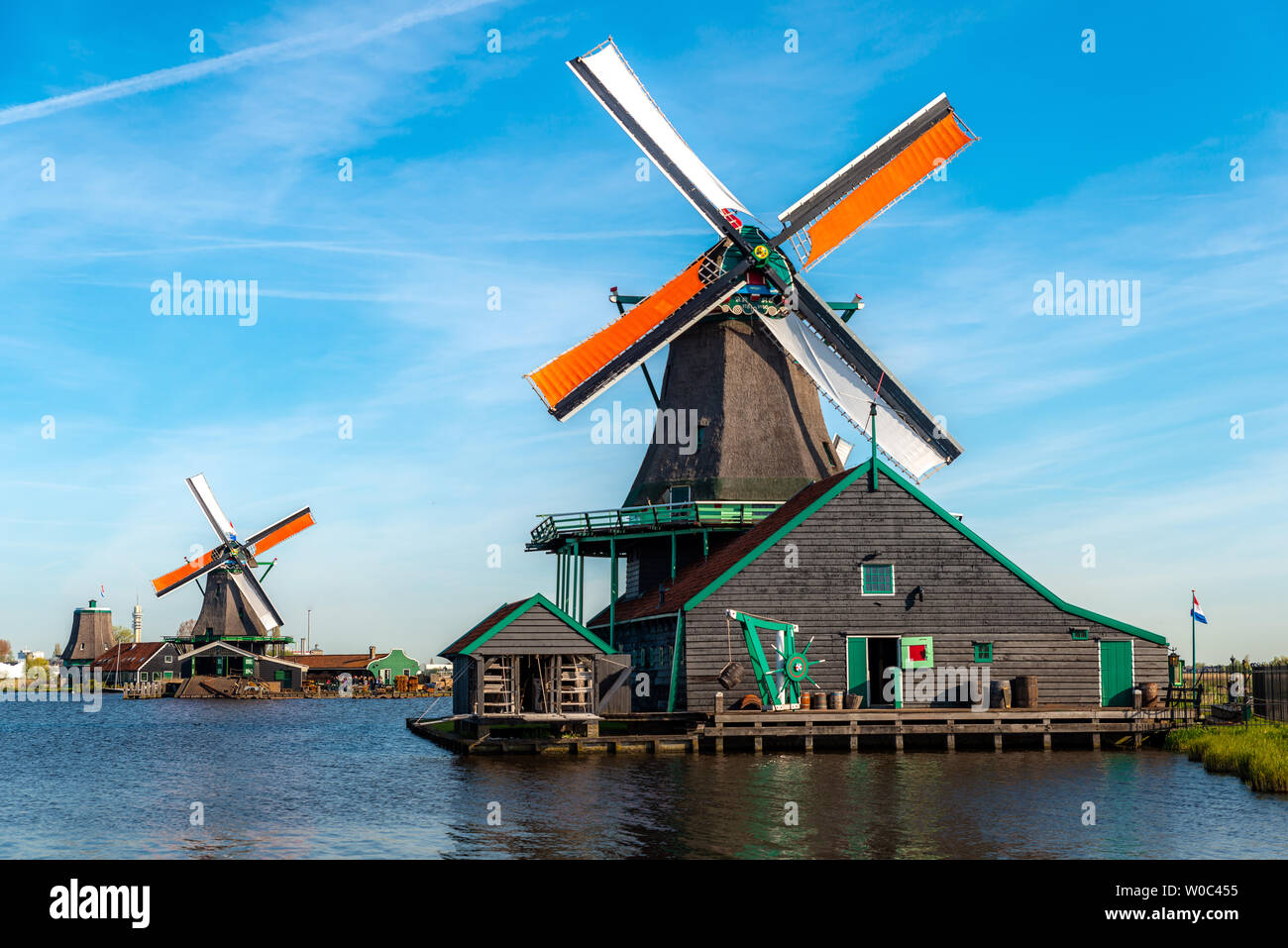 Tradizionali mulini a vento olandese si trova lungo il fiume Zaan, Zaanse Schans, Paesi Bassi. Foto Stock
