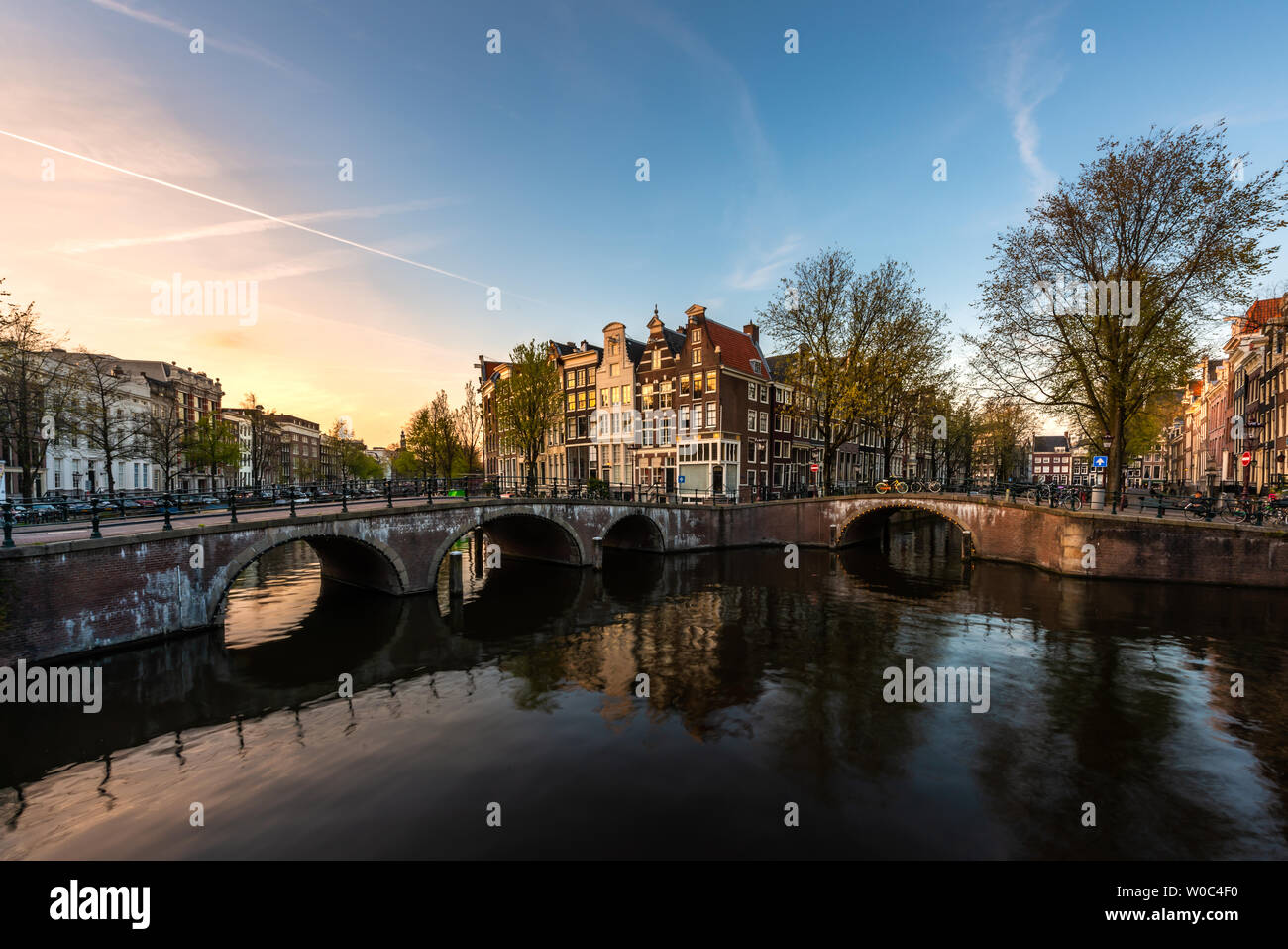 Paesi Bassi case tradizionali e canale di Amsterdam in Amsterdam , Paesi Bassi. Foto Stock