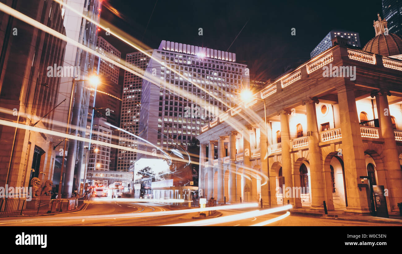 Semaforo sentieri correre attraverso il Central & Admiralty distretto nel cuore di Hong Kong di aree di business di notte. Foto Stock