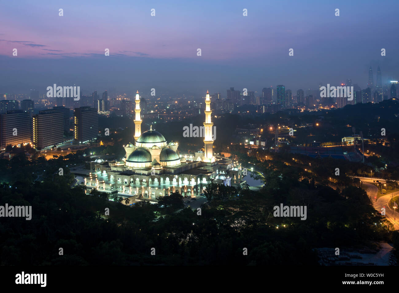 Vista aerea del territorio federale moschea nella notte. Territorio federale moschea è un grande moschea di Kuala Lumpur in Malesia Foto Stock