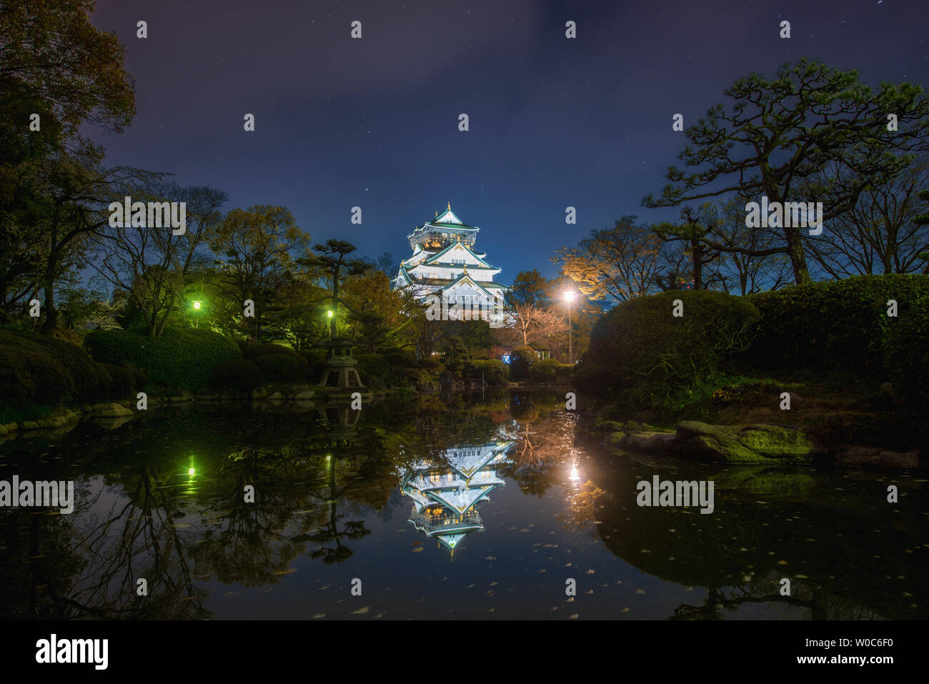 Il Castello di Osaka con la riflessione in Stagno e cielo notturno con stella a Osaka in Giappone. Asia Foto Stock