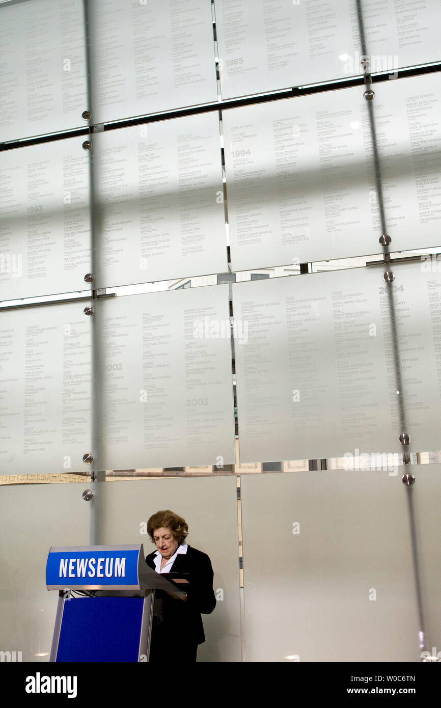 Helen Thomas di Hearst News Service parla alla dedizione dei giornalisti memoriale che onori i giornalisti che sono morti o sono stati uccisi nel perseguimento di notizie presso il Newseum il 4 aprile 2008 a Washington. I giornalisti Memorial riporta i nomi di 1,843 giornalisti, redattori, fotografi, le emittenti e i dirigenti di tutto il mondo che sono morti o sono stati uccisi mentre il rivestimento di guerre, violenze civili o calamità naturali, o sono stati uccisi a causa del loro lavoro dal 1837. (UPI foto/Patrick D. McDermott) Foto Stock