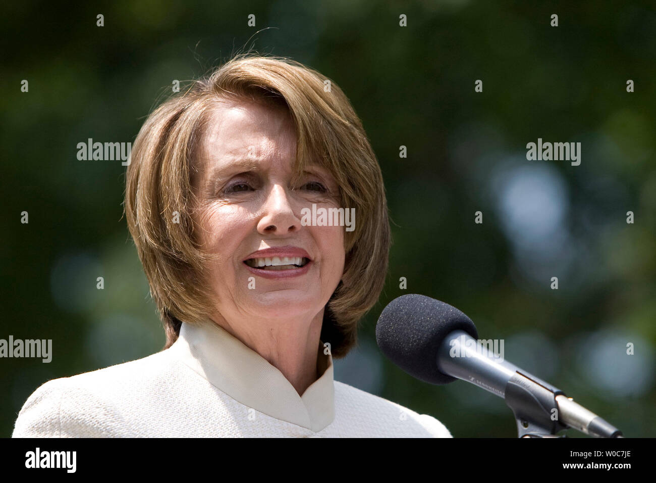 Presidente della Camera Nancy Pelosi, D-CA, parla durante un rally la marcatura del diciannovesimo anniversario del governo cinese la repressione in piazza Tienanmen a Washington il 4 giugno 2008. Il rally in primo piano la fine di Yang Jinali's GongMin a piedi da Boston a Washington per chiedere il ripristino della piena i diritti umani, politici e civili per i cittadini cinesi. (UPI foto/Patrick D. McDermott) Foto Stock