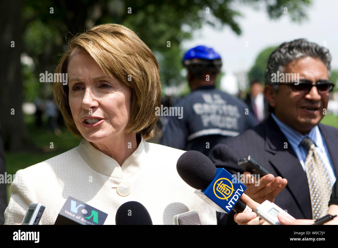 Presidente della Camera Nancy Pelosi, D-CA, parla ai membri di media circa il presunto candidato presidenziale democratico Sen. Barack Obama, D-il, dopo aver partecipato a un rally la marcatura del diciannovesimo anniversario del governo cinese la repressione in piazza Tienanmen a Washington il 4 giugno 2008. Il rally in primo piano la fine di Yang Jinali's GongMin a piedi da Boston a Washington per chiedere il ripristino della piena i diritti umani, politici e civili per i cittadini cinesi. (UPI foto/Patrick D. McDermott) Foto Stock