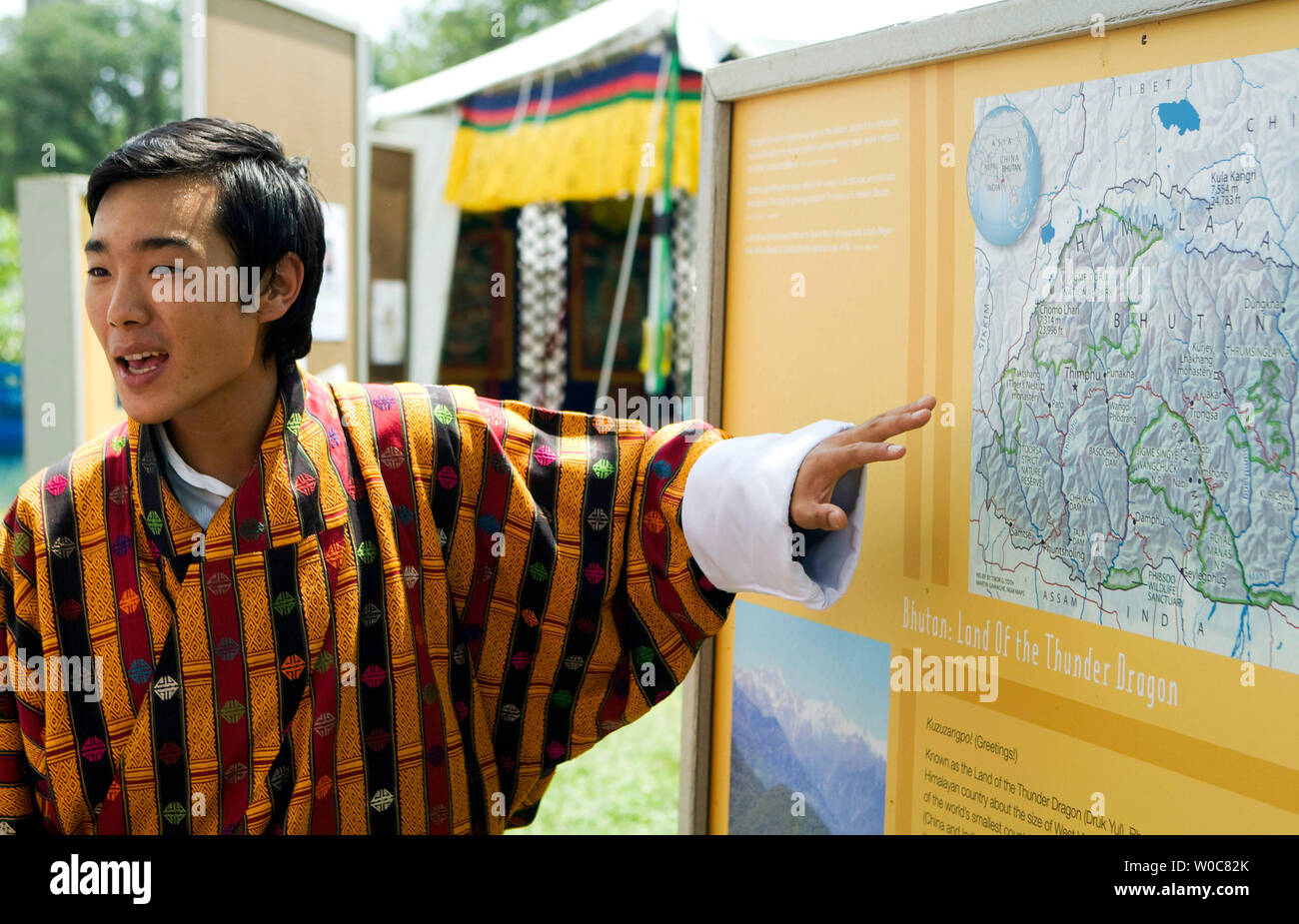 Jigyel Ugyen Wangchuck, principe del Bhutan parla di diverse regioni geografiche del Bhutan durante lo Smithsonian Institution è annuale quarantaduesima Folklife Festival, che esplorerà la cultura unica del Regno del Bhutan, commemorare il cinquantesimo anniversario della Nazionale dell'aria e lo spazio Amministrazione (NASA), ed esplorare la musica, cibo e vino dello stato del Texas nel National Mall di Washington il 25 giugno 2008. Il festival si svolge da giugno 25-29 e dal 2 al 6 luglio 2008. (UPI foto/Patrick D. McDermott) Foto Stock