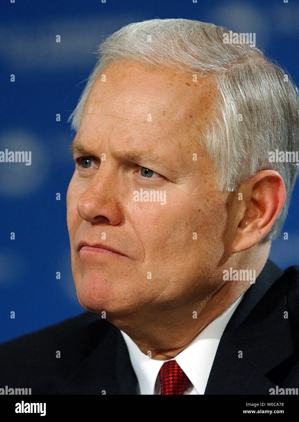 Akron OH., Sindaco Donald L. Plusquellic ascolta come il Presidente George W Bush risolve il U.S. Conferenza dei sindaci il 23 gennaio 2004, presso il Capital Hilton a Washington. Bush ha fatto eco il suo stato dell unione indirizzo, elencando molti dei suoi successi dalla guerra contro il terrorismo a nessun bambino lasciato dietro di agire. (UPI foto/Roger L. Wollenberg) Foto Stock