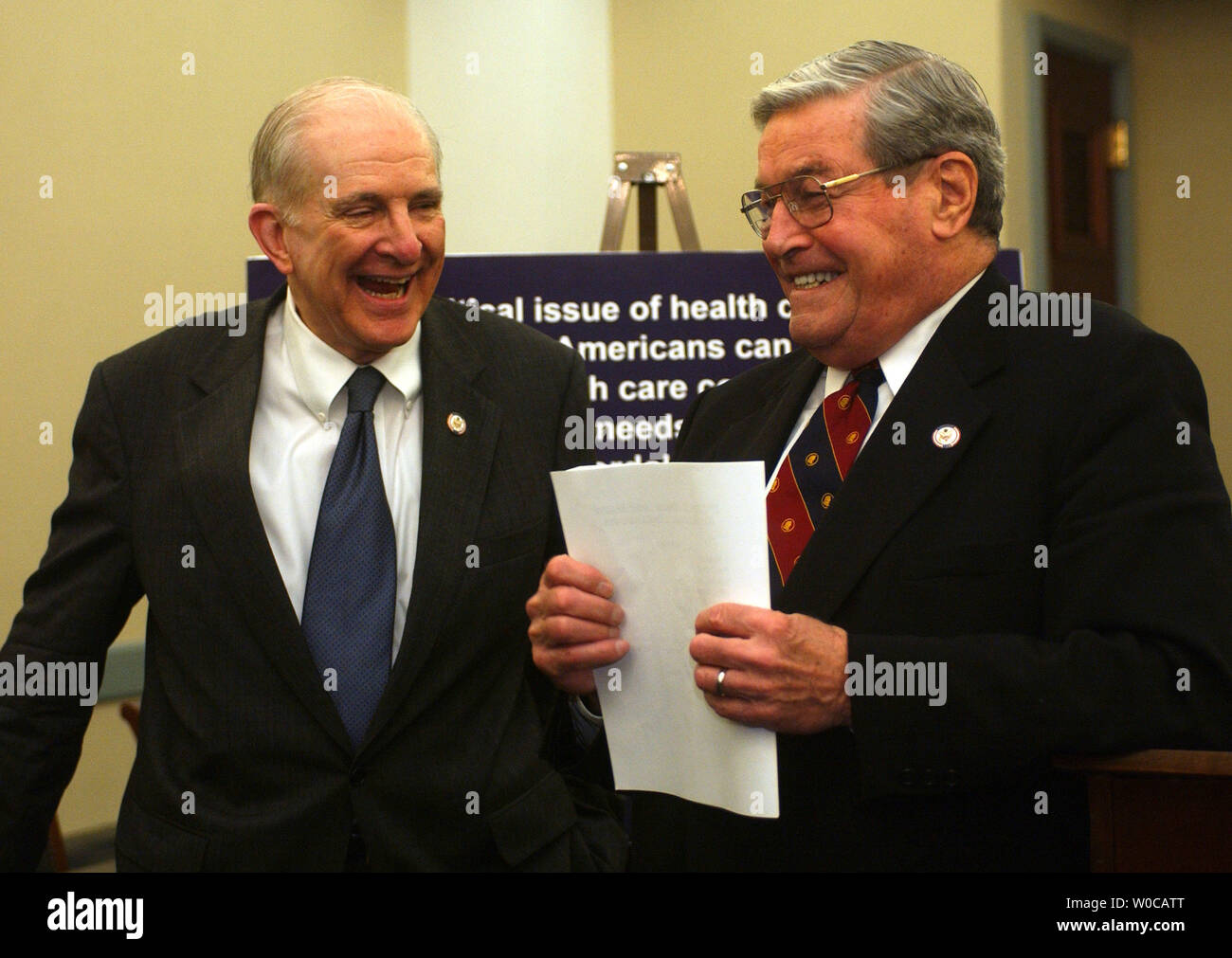 Sost. Sam Johnson, R-TX, sinistro ha una risata con sost. Phil gru, R-Il, prima di una conferenza stampa il 4 marzo 2004 a Washington. Essi e diversi altri membri del congresso repubblicano hanno introdotto una salute conto risparmio bill che esse sostengono contribuirà a rendere l'assicurazione sanitaria più conveniente per gli americani. (UPI foto/Michael Kleinfeld) Foto Stock