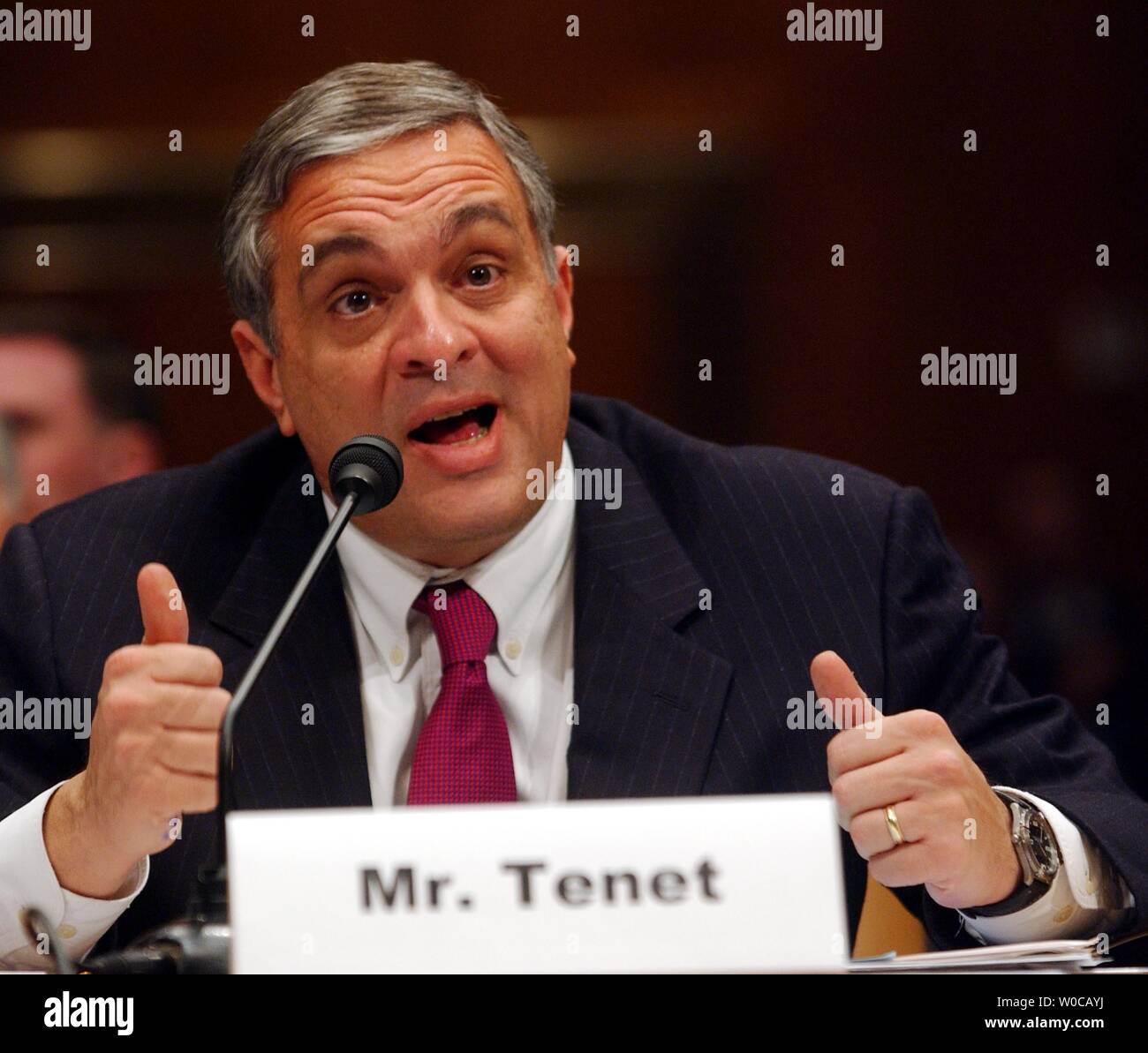 Direttore della CIA George Tenet testimonia davanti al Senato servizio armato Comitato il 9 marzo 2004 a Washington. Tenet ha difeso le agenzie di pre-guerra intellegence sulle armi di distruzione di massa. (UPI foto/Michael Kleinfeld) Foto Stock