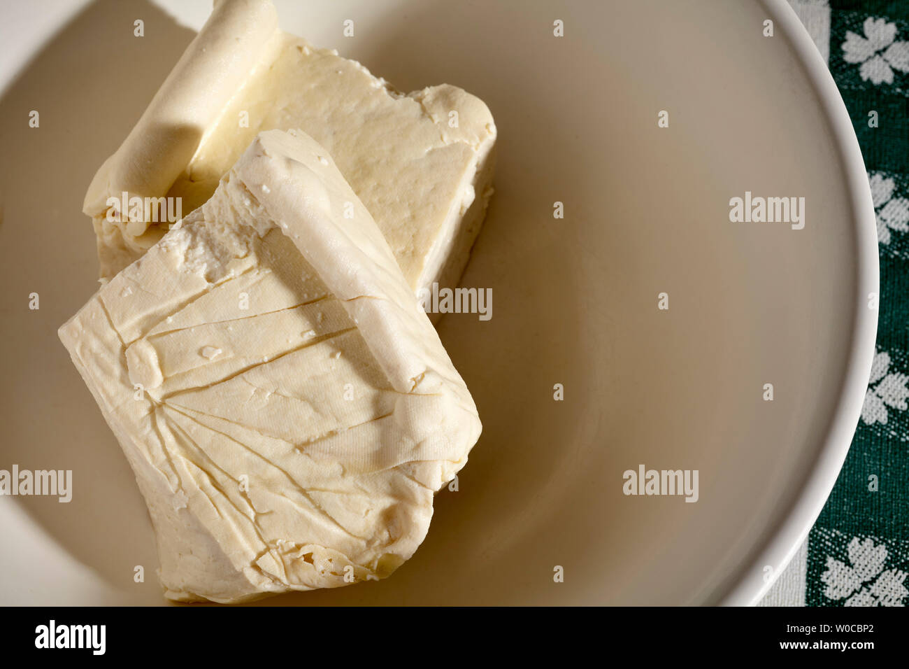 Fresche, non cotte di pezzi di fatto a mano artigianale di tofu. Foto Stock