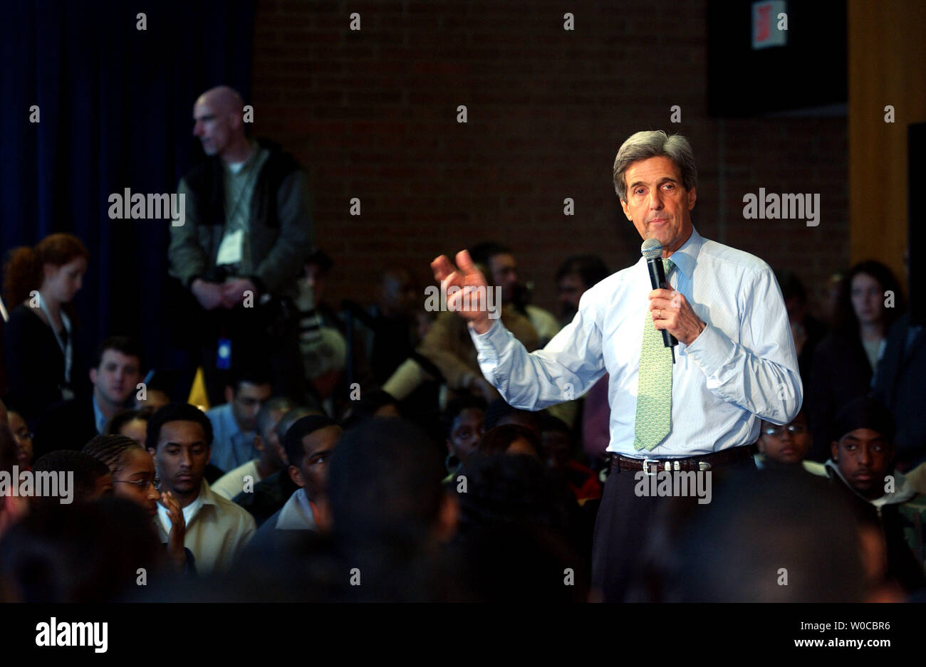 Elezioni presidenziali democratiche speranzoso il Senatore John Kerry parla per gli studenti dell Università di Howard il 15 aprile 2004 a Washington. Kerry è in visita università in tutta l'America per aumentare la consapevolezza del processo politico e il supporto di guadagno tra i giovani americani. (UPI foto/Michael Kleinfeld) Foto Stock
