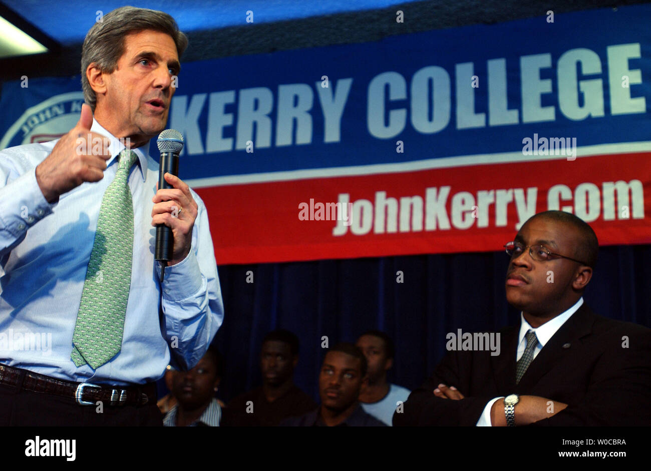 Elezioni presidenziali democratiche speranzoso il Senatore John Kerry parla per gli studenti dell Università di Howard il 15 aprile 2004 a Washington. Kerry è in visita università in tutta l'America per aumentare la consapevolezza del processo politico e il supporto di guadagno tra i giovani americani. (UPI foto/Michael Kleinfeld) Foto Stock
